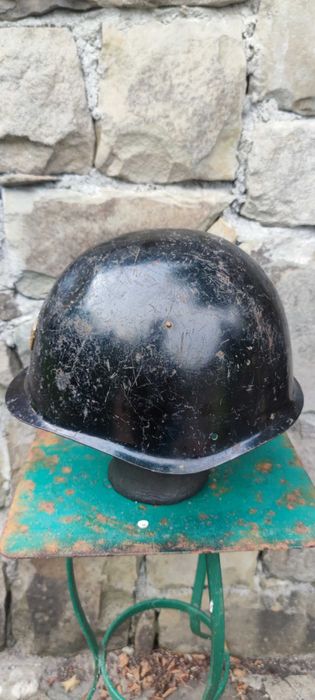 Czechosłowacki metalowy kask strażacki z odznaką