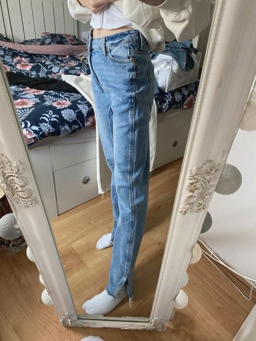 Jeansy straight z rozcięciami