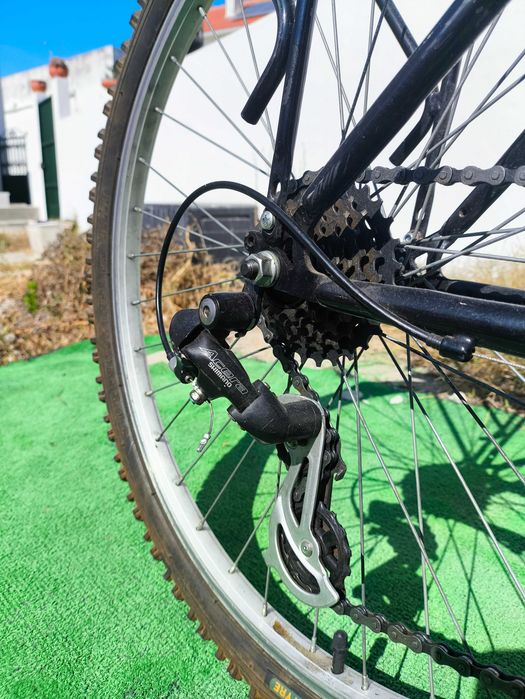 Bicicleta urbana/BTT revista, com mudanças Shimano e acessórios
