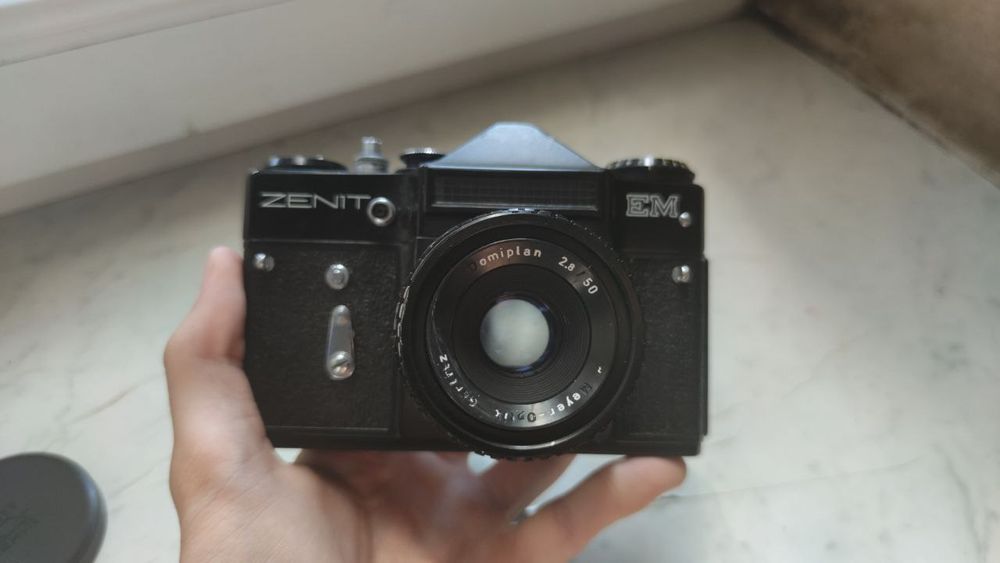Фотоаппарат Зенит ЕМ объективом Meyer optik Domiplan 2.8/50