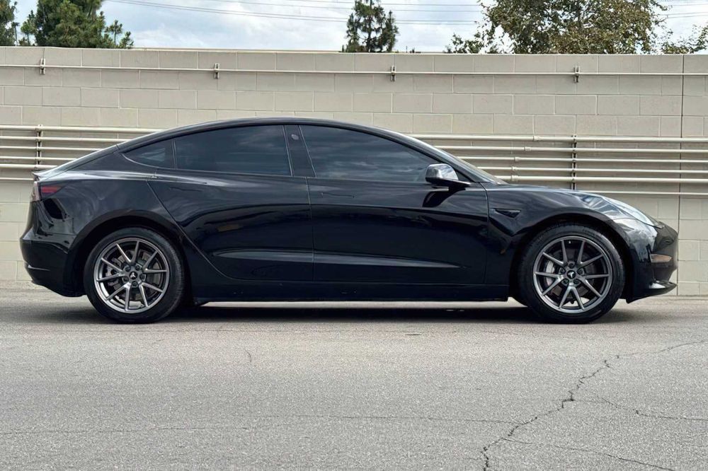 Tesla Model 3 Long Range      2022