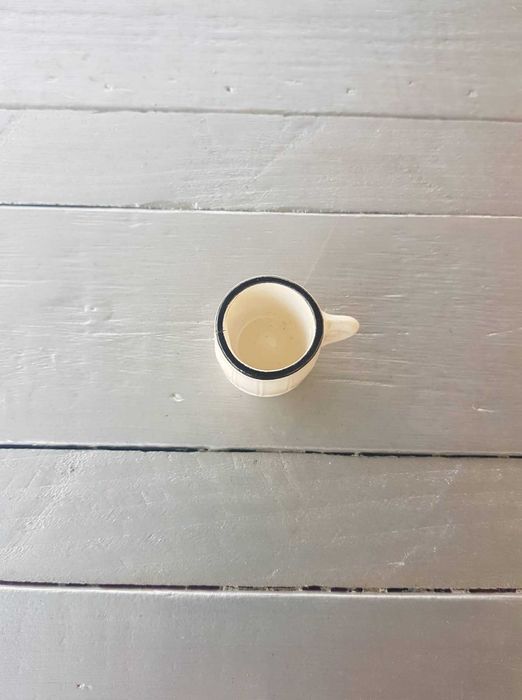 Caneca miniatura em porcelana