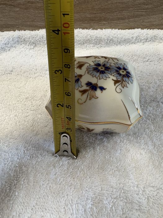 Porcelanowa szkatułka z kwiatami