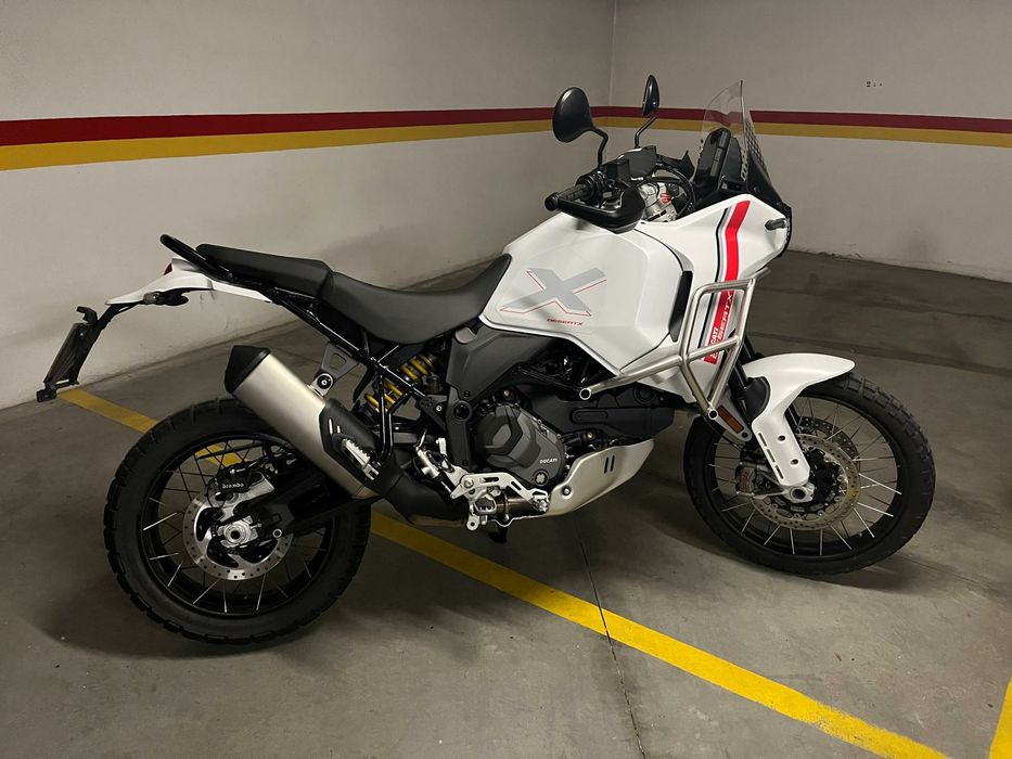 Ducati Desert X como nova de Abril 2024 com garantia ate 2028