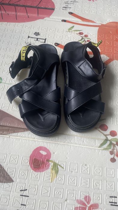 Босоніжки в стилі Dr. martens
