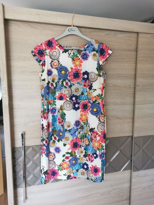 Śliczna elegancka sukienka w kwiaty.