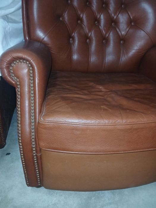 Conjunto sofas em cabedal