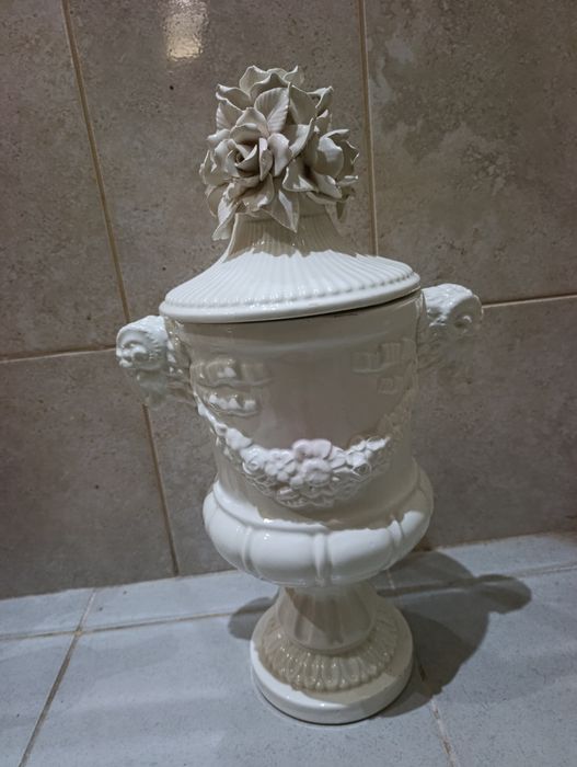 Vaso neoclássico em porcelana