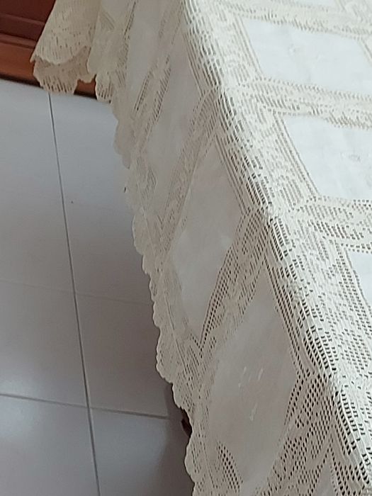 Grande toalha em linho e croché