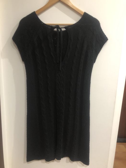 Duas peças Poncho castanho e vestido preto de malha