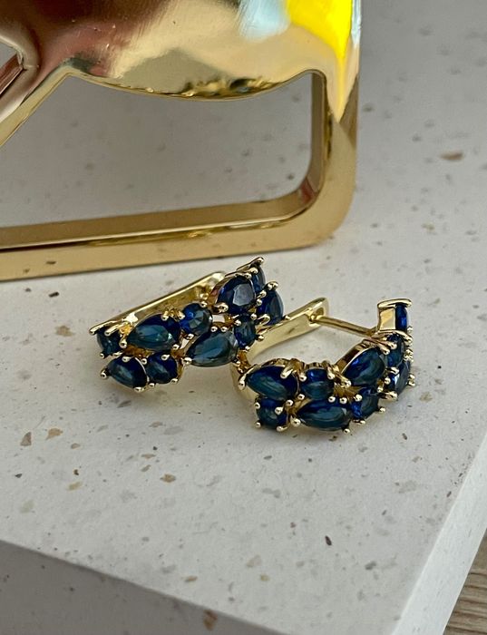 Dwie pary kolczyków złote granatowe i złote kolorowa cyrkonia