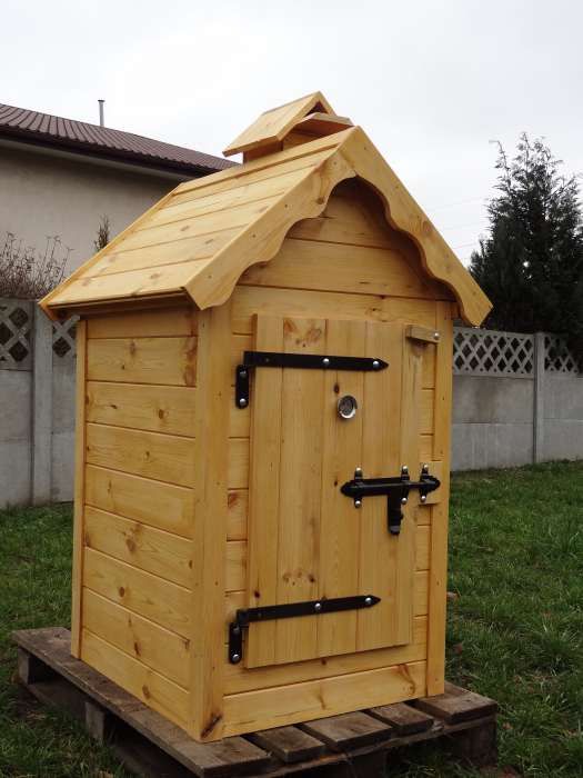 Wędzarnia ogrodowa drewniana.