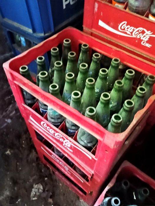 Duża ilość skrzynek z butelkami Cola, Pepsi, Mirinda, Sprite itd.