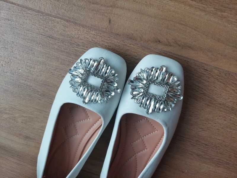 Nowe białe baleriny z klamra rozm. 37 do sukni ślubnej Wkładka 24 cm