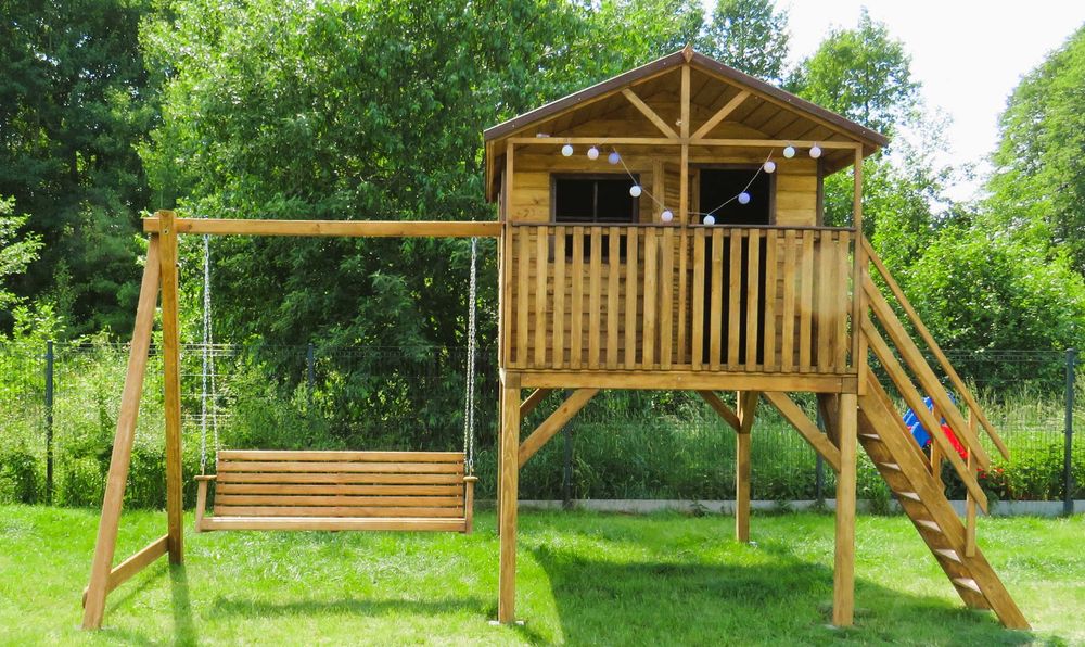 Duży domek z tarasem 2*3m , Plac zabawna podwyższeniu Dodatki: Ślizg/Zjeżdżalnia 3m, Huśtawka, Piaskownica, Ściana wspinaczkowa,  Stolik z ławeczkami