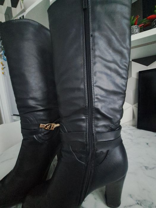 czarne kozaki na obcasie