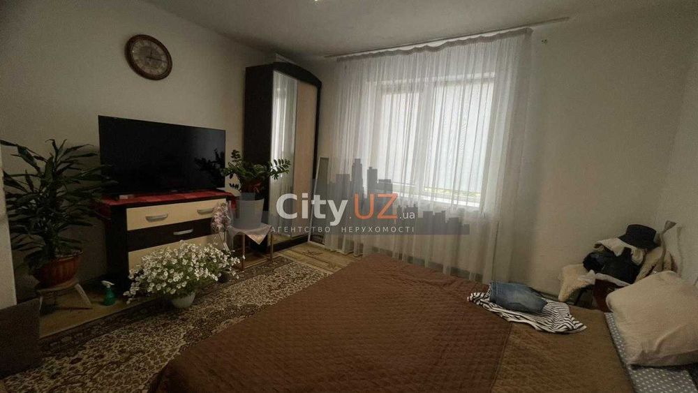 Продається будинок з великою ділянкою