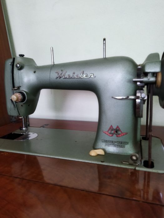 Máquina de Costura Meister-Werke com Móvel