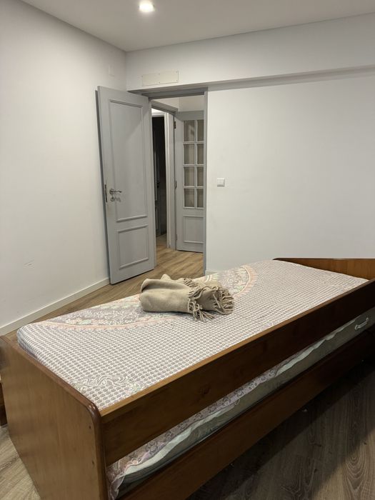 Cama dupla em madeira maciça