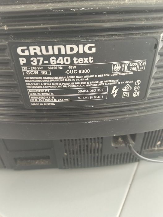 Televisão Grundig pequena sem comando a funcionar