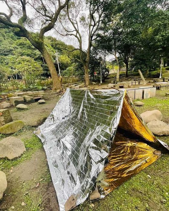 Спасательное одеяло покрывало термоодеяло из майлара