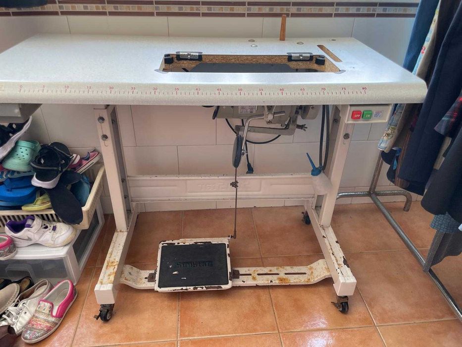 Máquina de costura industrial usada