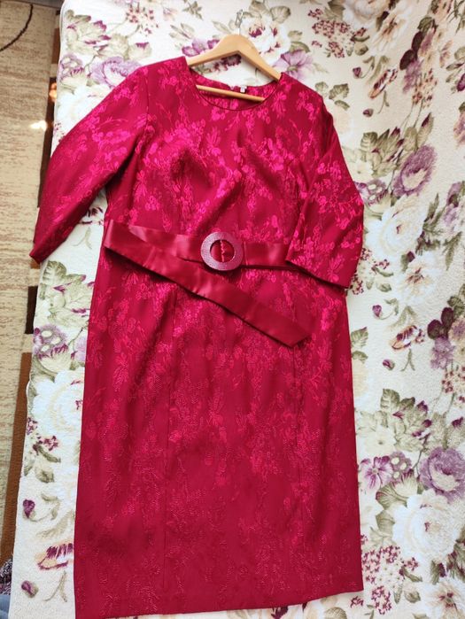 Сукня червона. З паском.