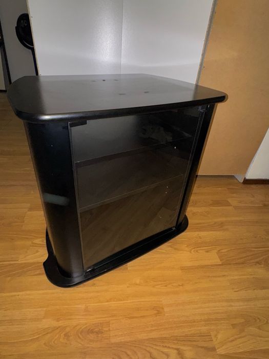 Móvel TV Preto com Porta de Vidro e Prateleiras – Bom Estado