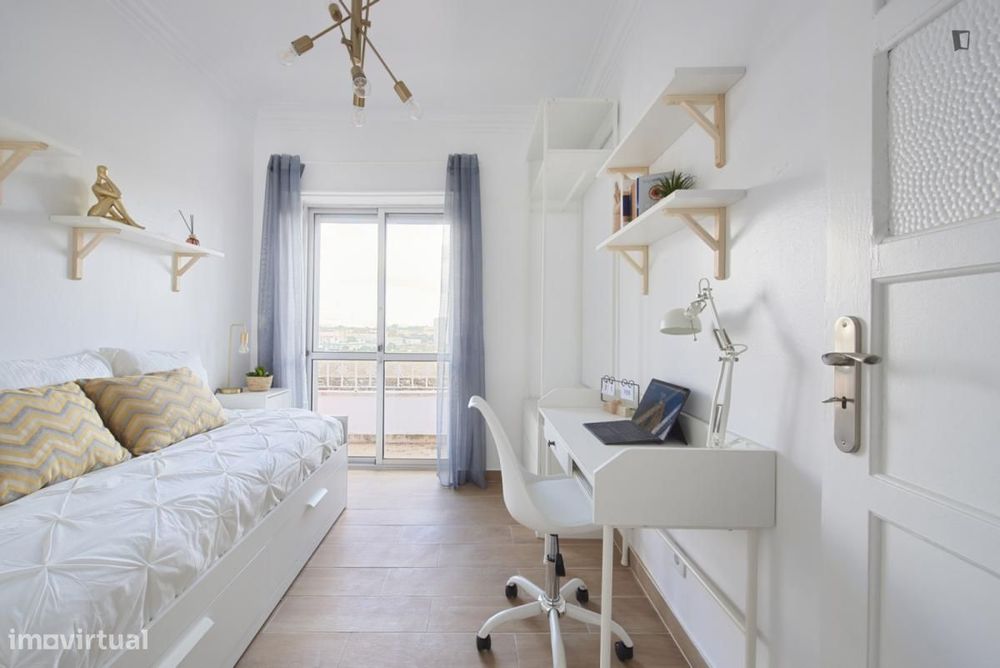 Quarto - localizado em Amadora Lisbon