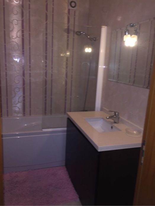 Quarto duplo alugar 250€ por cama tudo incluido .