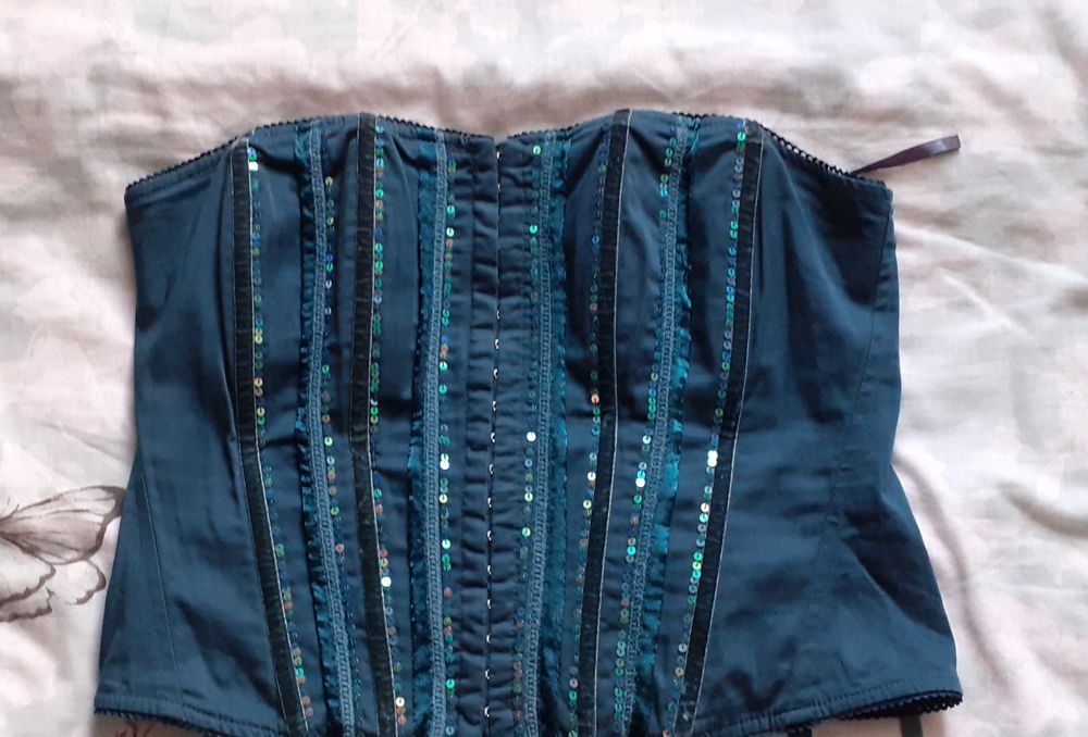 Piękny gorset zdobiony