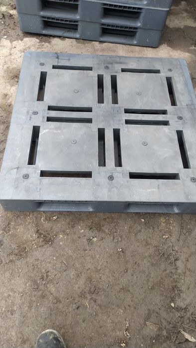 Palety plastikowe 110x110x14h palety bardzo mocne 43 zł/30 zł
