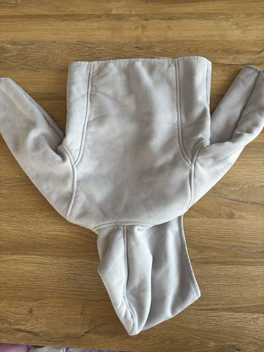 Szara kurtka z kapturem na polarze