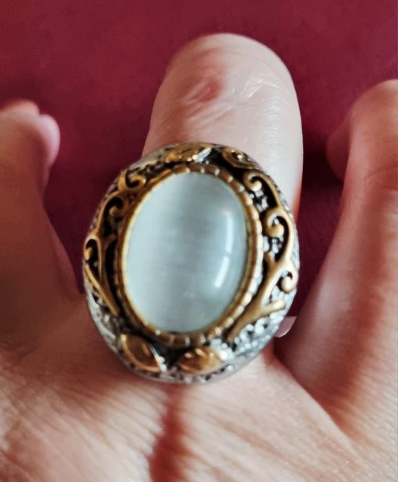 Anel bicolor, em aço, com grande pedra oval "olho de gato". T19/20