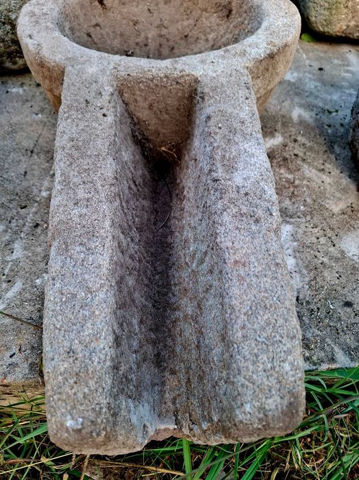 Caneiro em Pedra Antigo