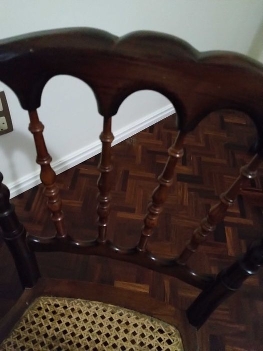 cadeira madeira, boa qualidade, assento em palhinha