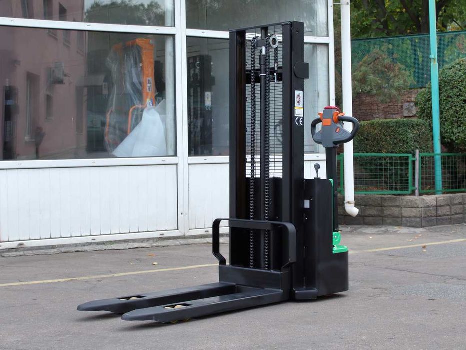 Електричний штабелер LF