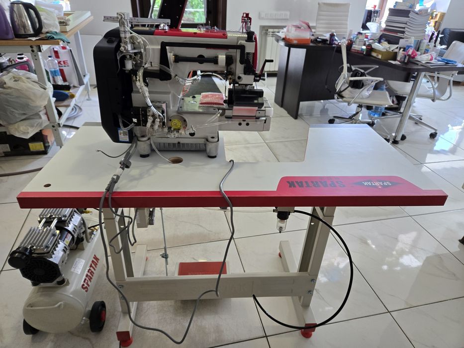 Двеннадцатиигольная швейная машина