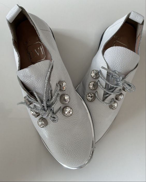 Ładne ,białe  z naturalnej skòry buty.