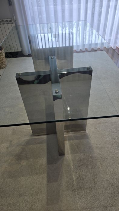 Mesa de jantar de vidro temperado com medidas de 2,20 m por 1,20 m.
