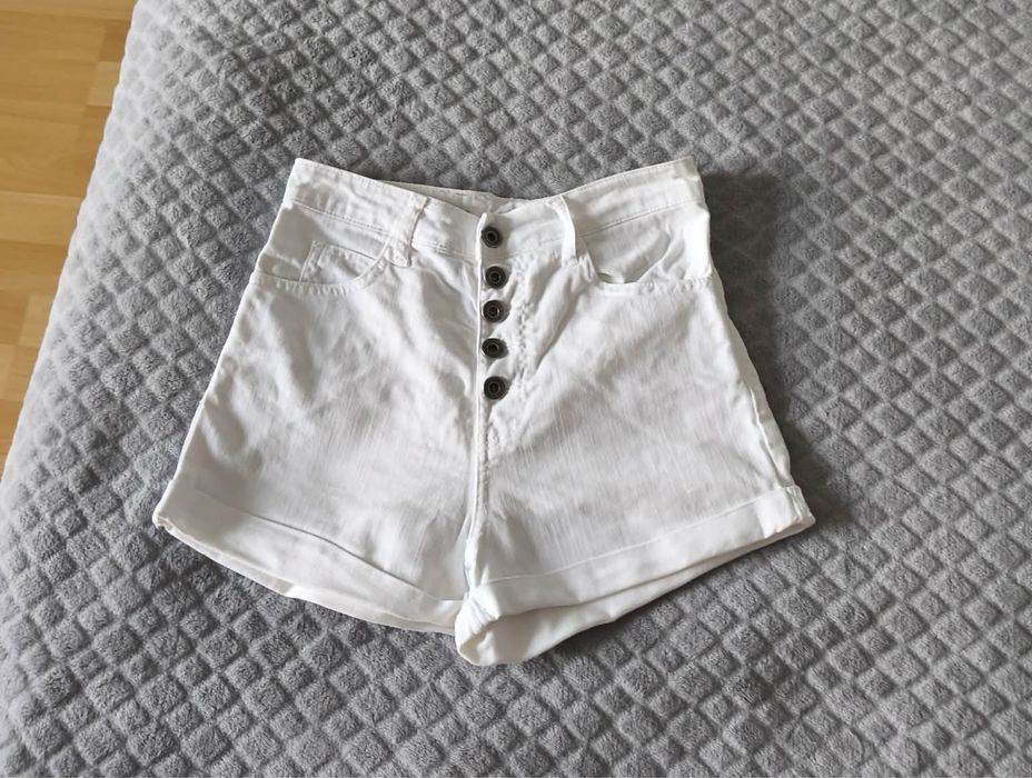 Białe spodenki z guzikami z wysokim stanem denim dżinsowe Stradivarius rozmiar XS