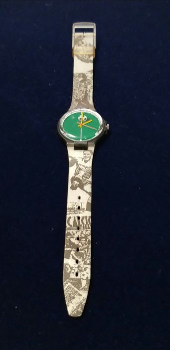 Relógio tipo Swatch.