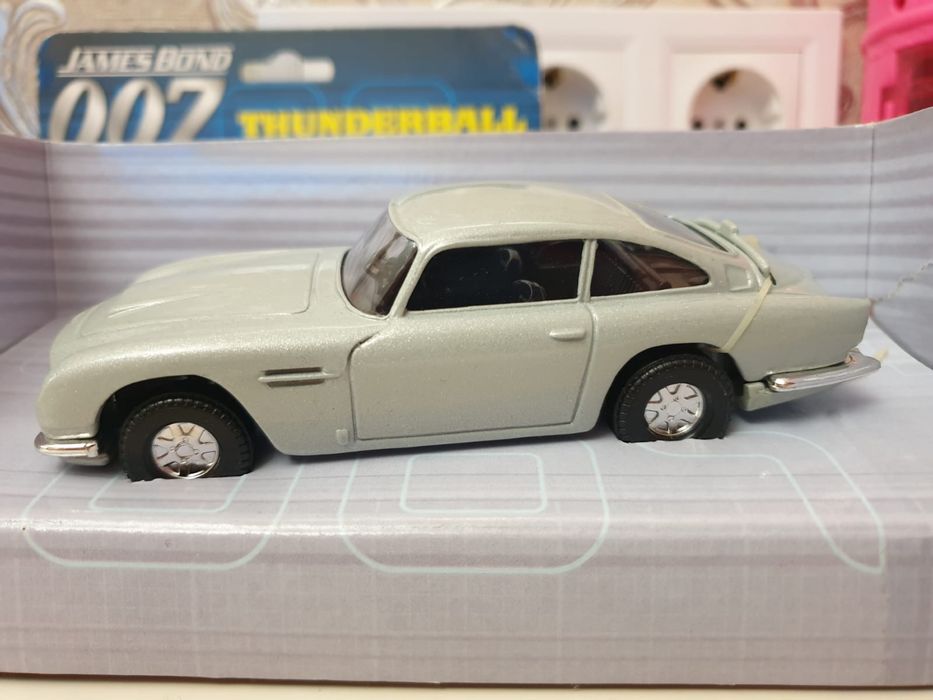 Коллекционная машинка Corgi James Bond 007 Aston Martin DB5 2002 год