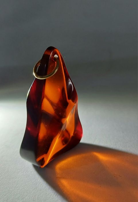 Wisior Art Deco Catalin Futuran Cherry Amber