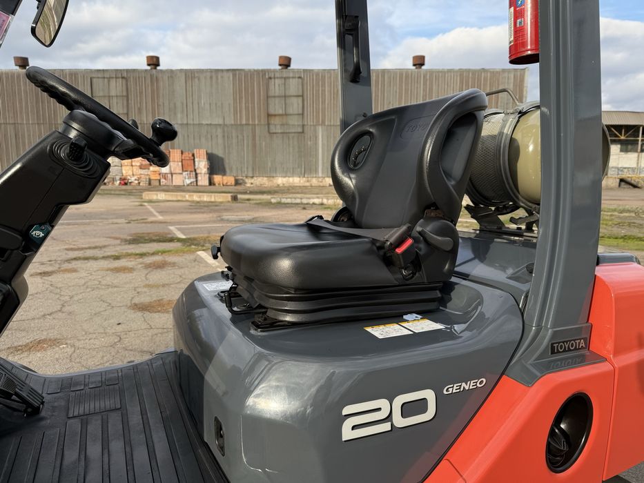 Навантажувач вилковий з вагами TOYOTA02-8FG20 вилочный погрузчик, кара