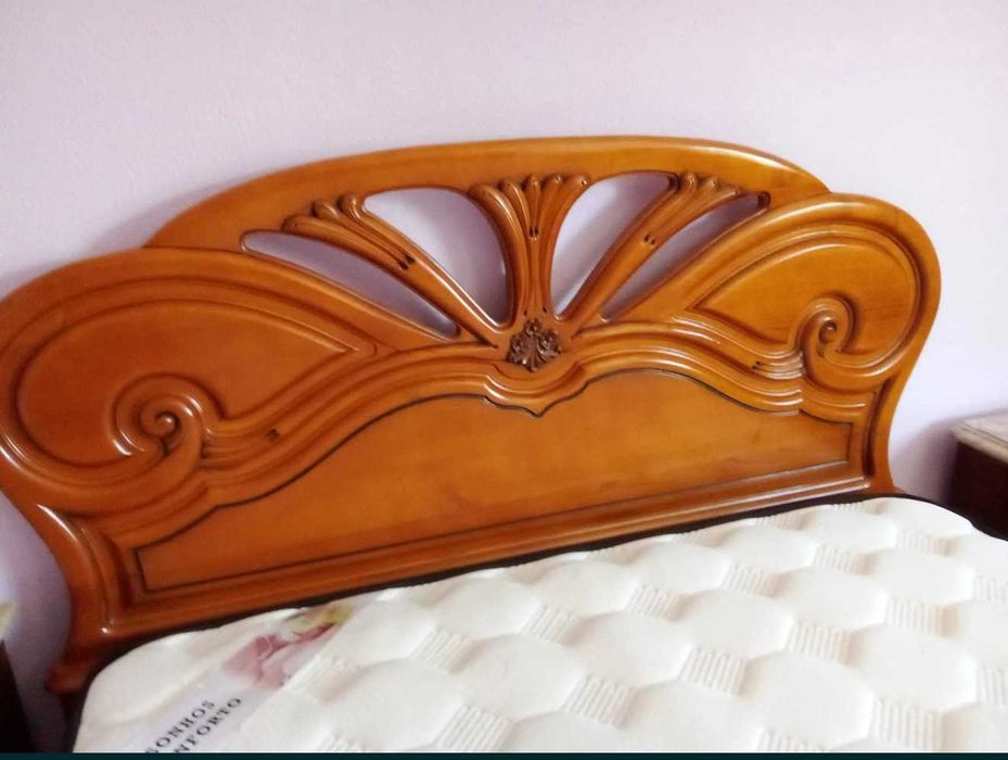 Mobília de quarto (de castanho) e colchão em bom estado de conservação