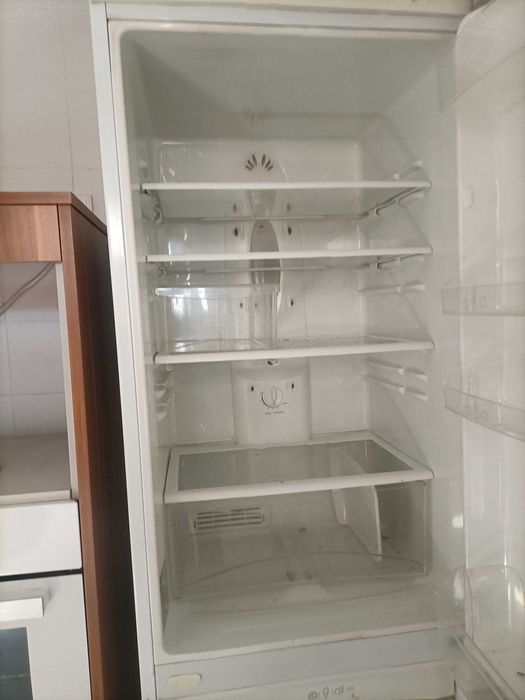 Frigorífico combinado com 3 gavetas de congelação.Otimo estado .