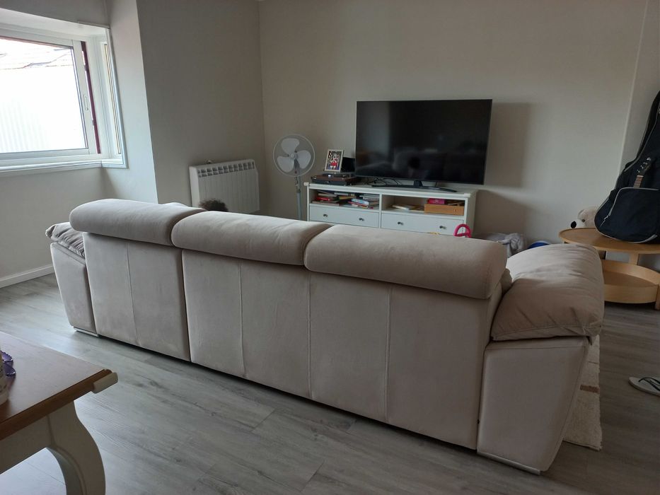 Sofá com chase longue impermeabilizado, assentos extensíveis, encostos reclináveis em 8 níveis, muito confortável, quase novo