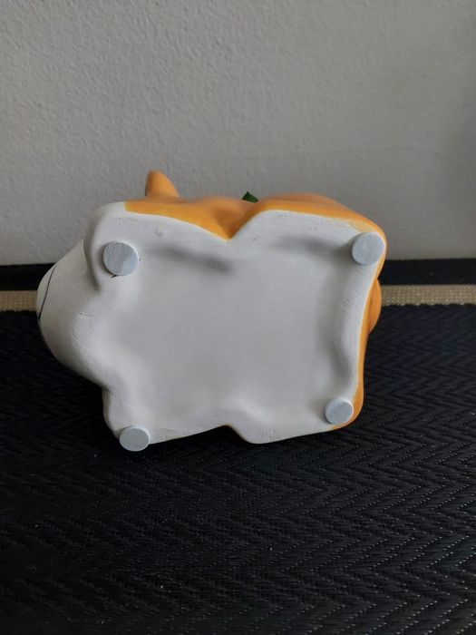 Figurka piesek z doniczką dekoracja z sukulentem idealna na prezent