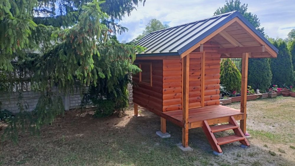 Domek drewniany dla dzieci. Plac zabaw